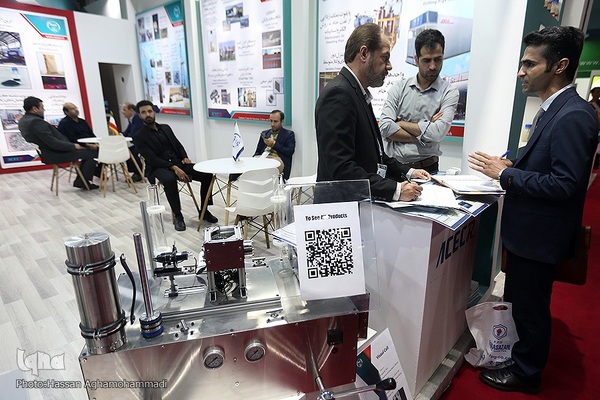 بازدید حسن مسلمی نائینی، رییس جهاددانشگاهی از نمایشگاه بین‌المللی نفت،گاز و پتروشیمی