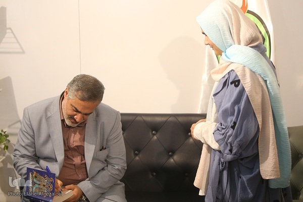 جشن امضای کتاب خاطرات دفاع مقدس