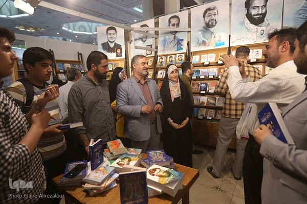 جشن امضای کتاب خاطرات دفاع مقدس