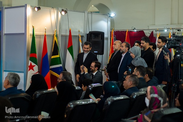 مراسم رونمایی کتاب «آوریل در کودتا» نوشته وزیر فرهنگ ونزوئلا