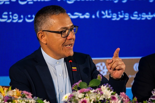 مراسم رونمایی کتاب «آوریل در کودتا» نوشته وزیر فرهنگ ونزوئلا