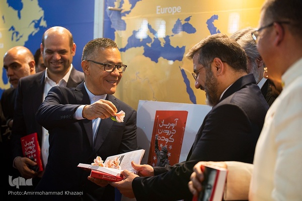 مراسم رونمایی کتاب «آوریل در کودتا» نوشته وزیر فرهنگ ونزوئلا