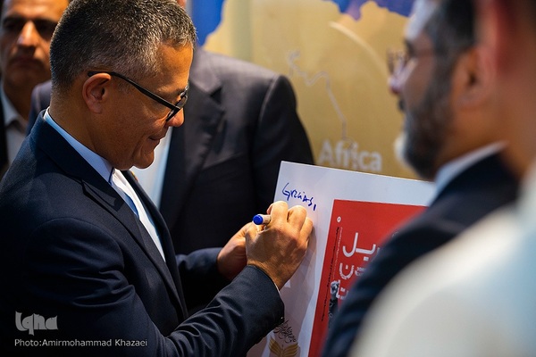 مراسم رونمایی کتاب «آوریل در کودتا» نوشته وزیر فرهنگ ونزوئلا