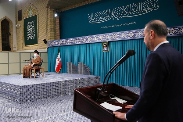 دیدار سفیران و مسئولان وزارت امور خارجه با رهبر انقلاب