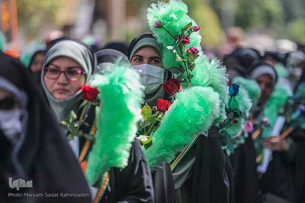 شادپیمایی دختران شیرازی در سالروز ولادت حضرت معصومه (س)