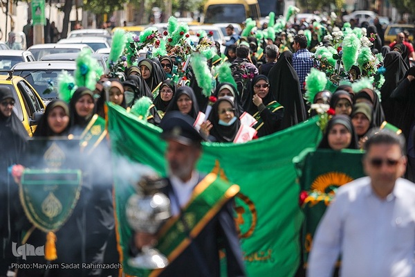 شادپیمایی دختران شیرازی در سالروز ولادت حضرت معصومه (س)
