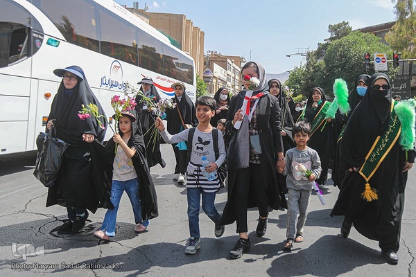 شادپیمایی دختران شیرازی در سالروز ولادت حضرت معصومه (س)