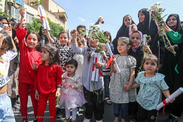 شادپیمایی دختران شیرازی در سالروز ولادت حضرت معصومه (س)