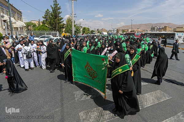 شادپیمایی دختران شیرازی در سالروز ولادت حضرت معصومه (س)