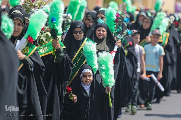 شادپیمایی دختران شیرازی در سالروز ولادت حضرت معصومه (س)