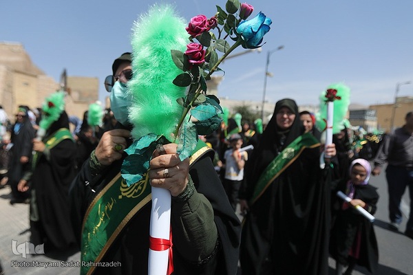 شادپیمایی دختران شیرازی در سالروز ولادت حضرت معصومه (س)