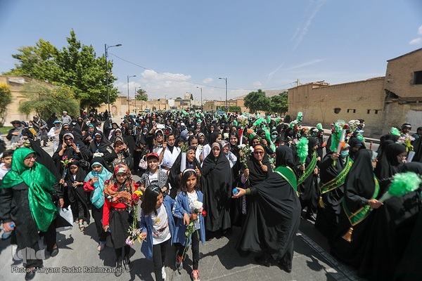 شادپیمایی دختران شیرازی در سالروز ولادت حضرت معصومه (س)