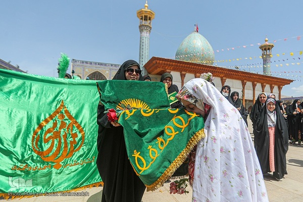 شادپیمایی دختران شیرازی در سالروز ولادت حضرت معصومه (س)