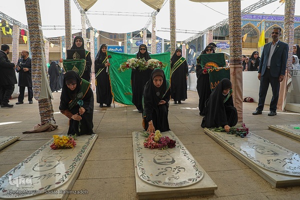 شادپیمایی دختران شیرازی در سالروز ولادت حضرت معصومه (س)