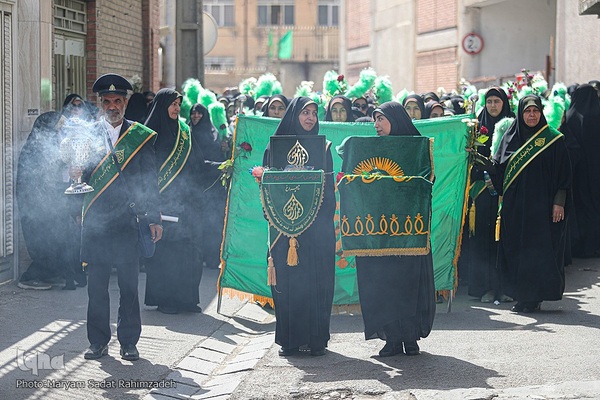 شادپیمایی دختران شیرازی در سالروز ولادت حضرت معصومه (س)