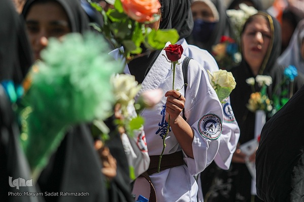 شادپیمایی دختران شیرازی در سالروز ولادت حضرت معصومه (س)