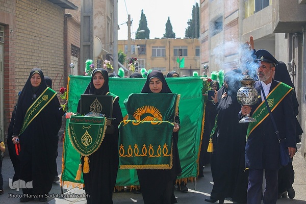شادپیمایی دختران شیرازی در سالروز ولادت حضرت معصومه (س)