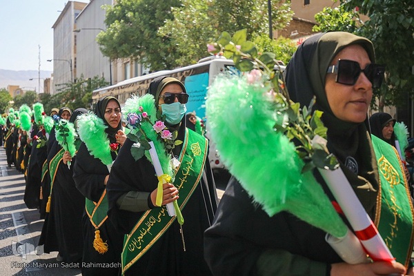 شادپیمایی دختران شیرازی در سالروز ولادت حضرت معصومه (س)