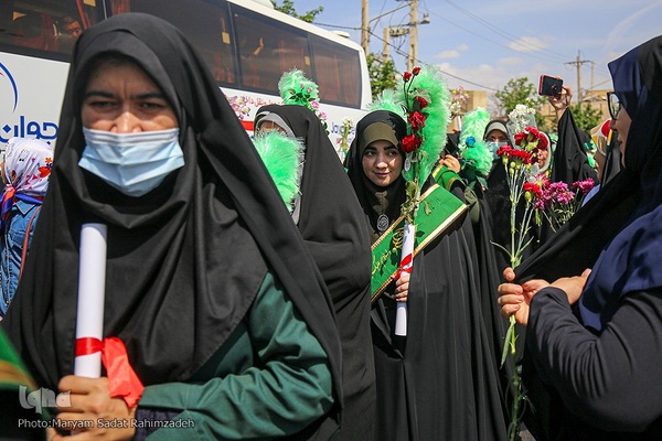 شادپیمایی دختران شیرازی در سالروز ولادت حضرت معصومه (س)