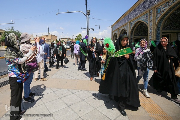 شادپیمایی دختران شیرازی در سالروز ولادت حضرت معصومه (س)