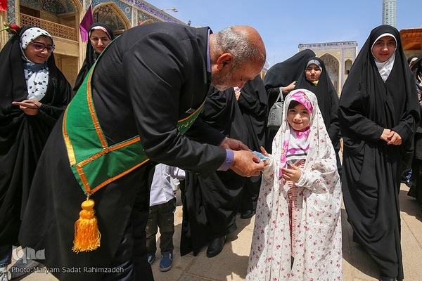 شادپیمایی دختران شیرازی در سالروز ولادت حضرت معصومه (س)