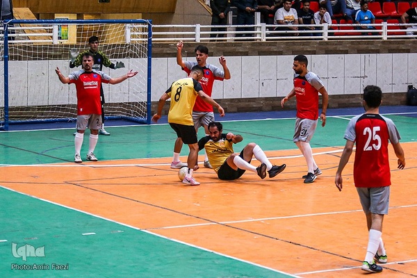 مسابقه فوتسال خیریه ستارگان هنر ایران و ستارگان شیراز‎‎