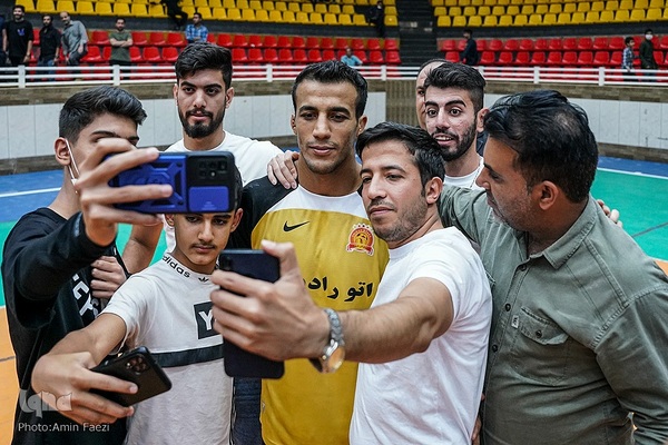 مسابقه فوتسال خیریه ستارگان هنر ایران و ستارگان شیراز‎‎