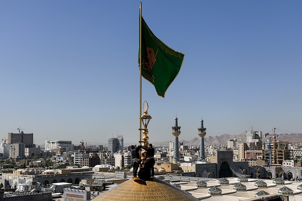 آیین تعویض پرچم گنبد منور رضوی در روز میلاد امام رضا(علیه‌السلام)