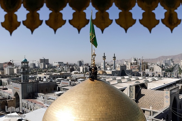 آیین تعویض پرچم گنبد منور رضوی در روز میلاد امام رضا(علیه‌السلام)