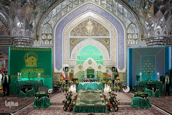 آیین تعویض پرچم گنبد منور رضوی در روز میلاد امام رضا(علیه‌السلام)