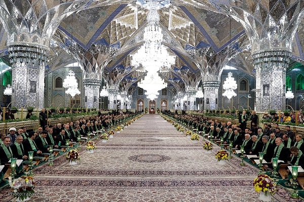 آیین تعویض پرچم گنبد منور رضوی در روز میلاد امام رضا(علیه‌السلام)