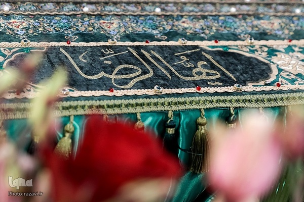 آیین تعویض پرچم گنبد منور رضوی در روز میلاد امام رضا(علیه‌السلام)