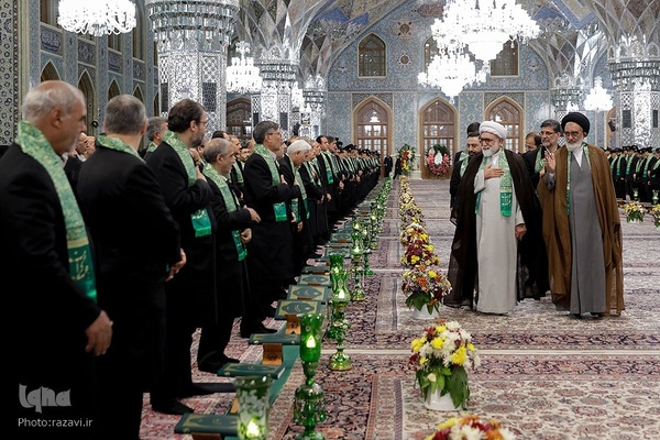 آیین تعویض پرچم گنبد منور رضوی در روز میلاد امام رضا(علیه‌السلام)