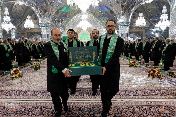 آیین تعویض پرچم گنبد منور رضوی در روز میلاد امام رضا(علیه‌السلام)