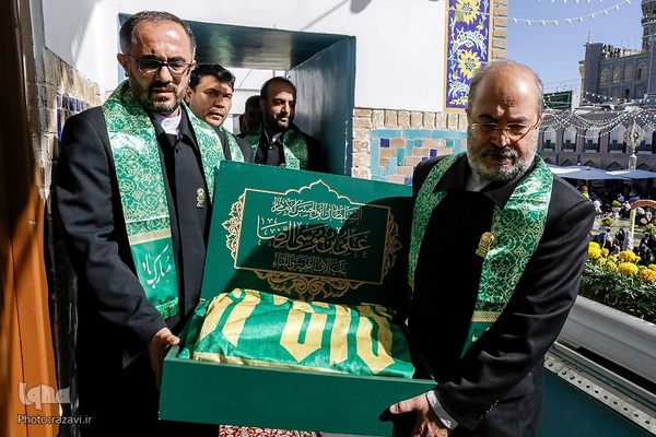 آیین تعویض پرچم گنبد منور رضوی در روز میلاد امام رضا(علیه‌السلام)