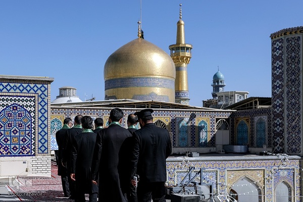 آیین تعویض پرچم گنبد منور رضوی در روز میلاد امام رضا(علیه‌السلام)