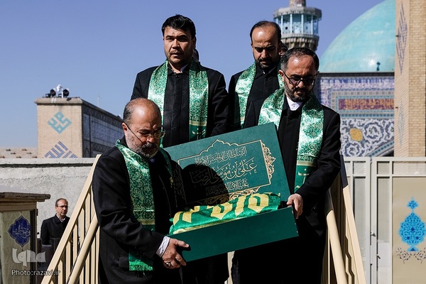 آیین تعویض پرچم گنبد منور رضوی در روز میلاد امام رضا(علیه‌السلام)