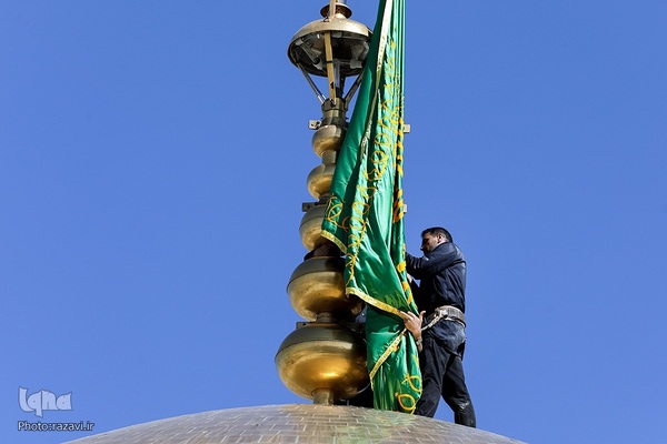 آیین تعویض پرچم گنبد منور رضوی در روز میلاد امام رضا(علیه‌السلام)