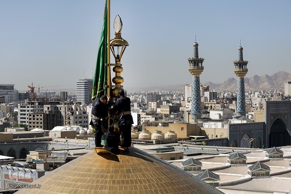 آیین تعویض پرچم گنبد منور رضوی در روز میلاد امام رضا(علیه‌السلام)