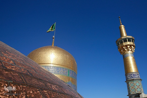 آیین تعویض پرچم گنبد منور رضوی در روز میلاد امام رضا(علیه‌السلام)