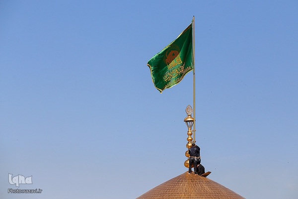 آیین تعویض پرچم گنبد منور رضوی در روز میلاد امام رضا(علیه‌السلام)