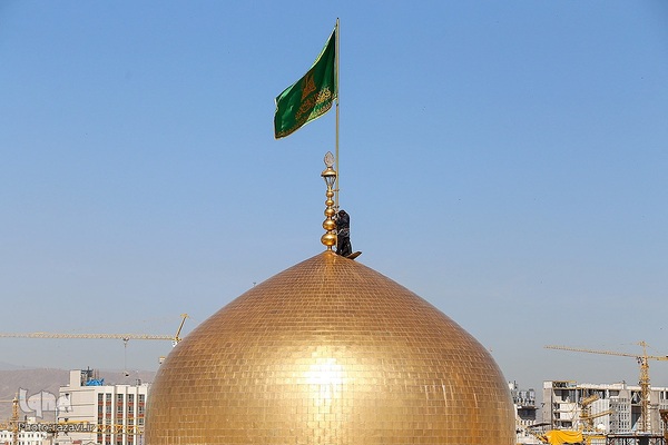 آیین تعویض پرچم گنبد منور رضوی در روز میلاد امام رضا(علیه‌السلام)