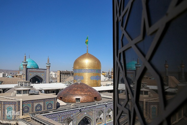 آیین تعویض پرچم گنبد منور رضوی در روز میلاد امام رضا(علیه‌السلام)