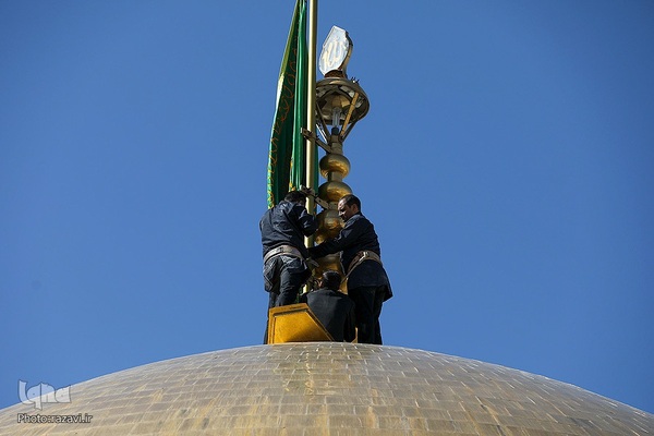 آیین تعویض پرچم گنبد منور رضوی در روز میلاد امام رضا(علیه‌السلام)