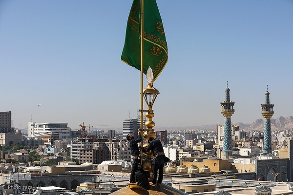 آیین تعویض پرچم گنبد منور رضوی در روز میلاد امام رضا(علیه‌السلام)