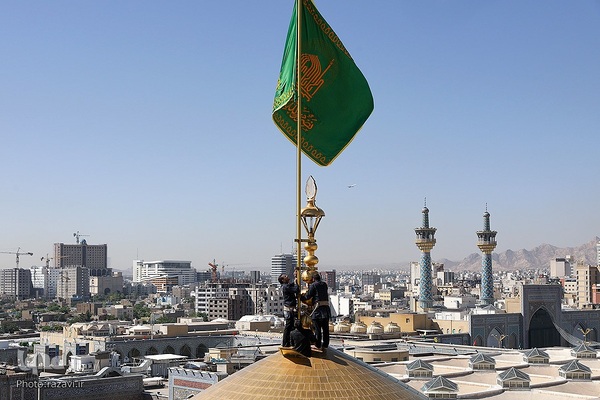 آیین تعویض پرچم گنبد منور رضوی در روز میلاد امام رضا(علیه‌السلام)