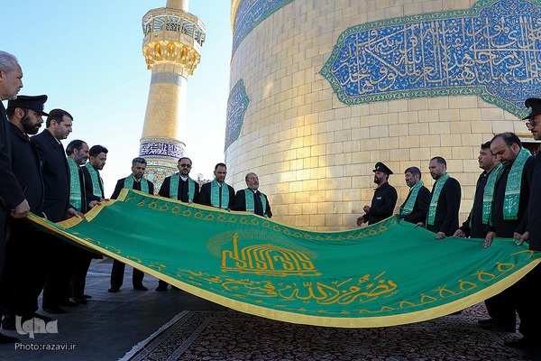 آیین تعویض پرچم گنبد منور رضوی در روز میلاد امام رضا(علیه‌السلام)