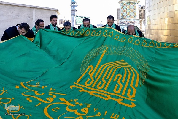 آیین تعویض پرچم گنبد منور رضوی در روز میلاد امام رضا(علیه‌السلام)