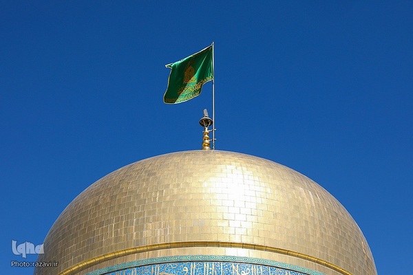 آیین تعویض پرچم گنبد منور رضوی در روز میلاد امام رضا(علیه‌السلام)