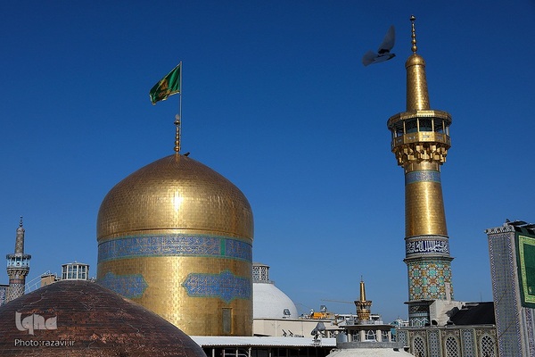 آیین تعویض پرچم گنبد منور رضوی در روز میلاد امام رضا(علیه‌السلام)